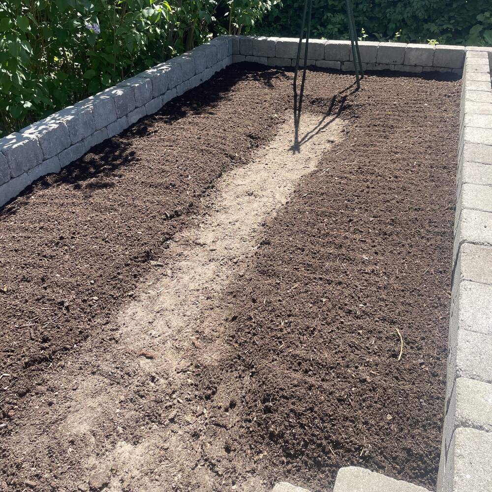 eksisterende bed med frisk jord, klar til beplantning